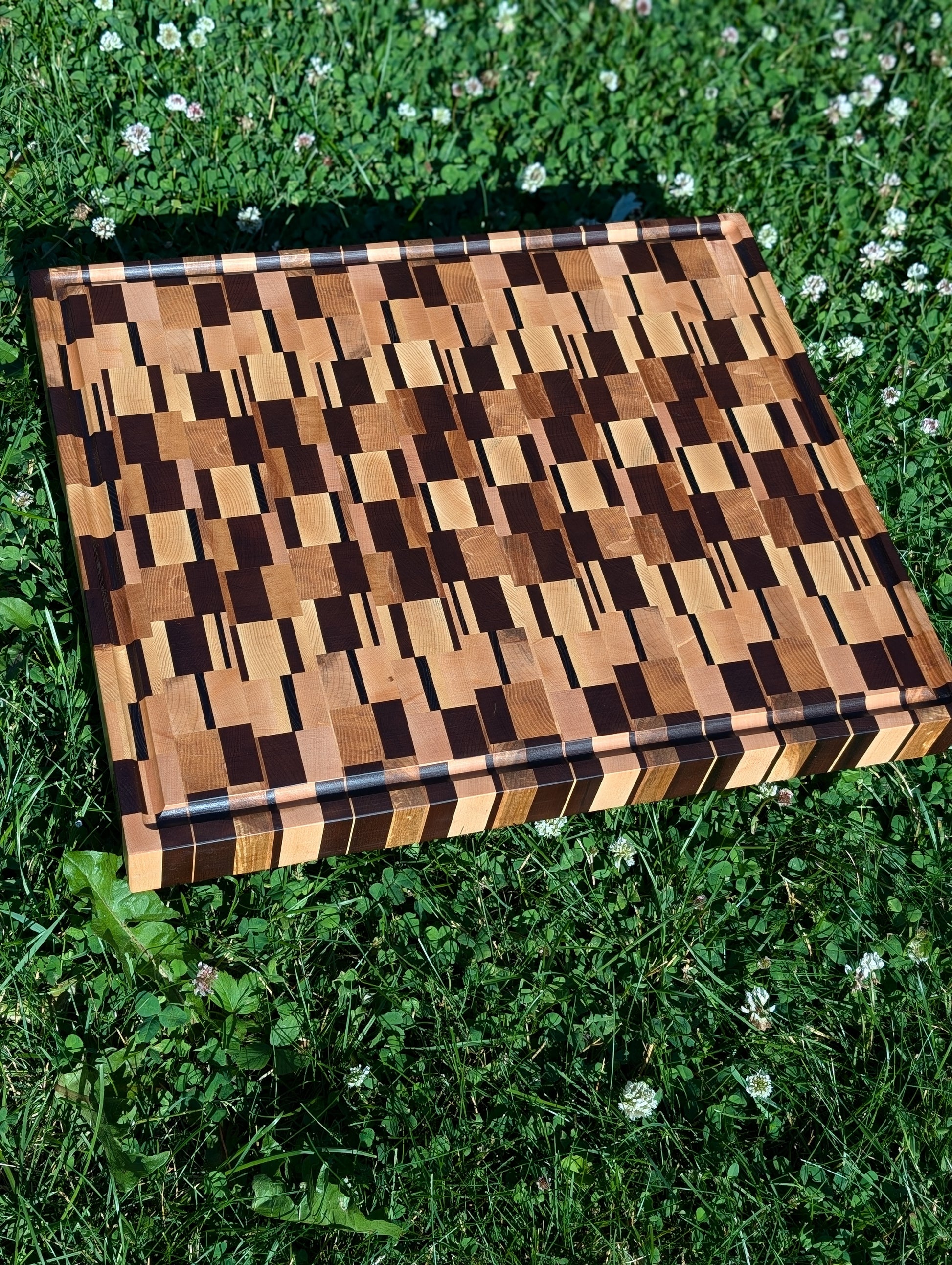 Chaotic End Grain Cutting Board / Planche chaotique en bois debout