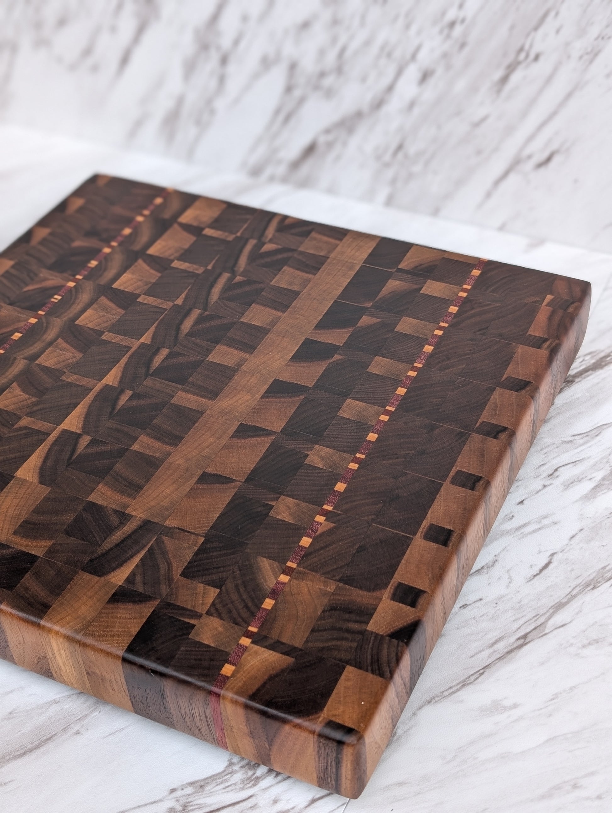 084 Walnut End Grain Cutting Board / Planche en bois debout noyer 084