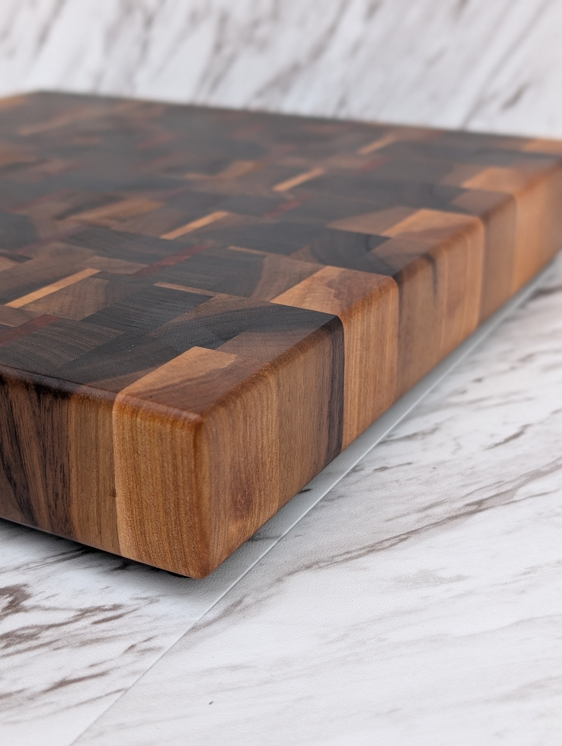 085 Walnut End Grain Cutting Board / Planche bois debout en noyer 085