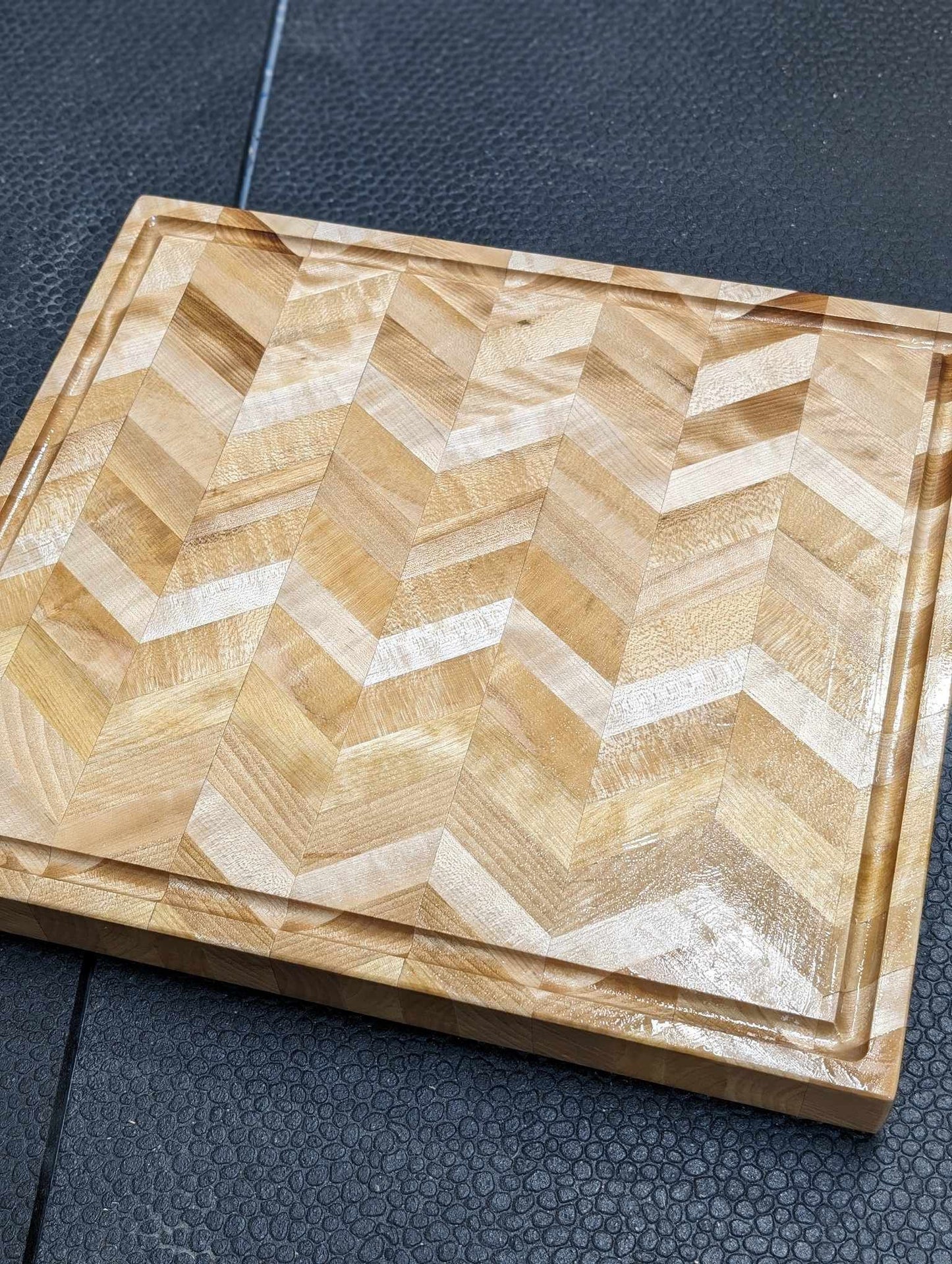 Planche à découper érable style chevron / Chevron Style Maple Cutting Board