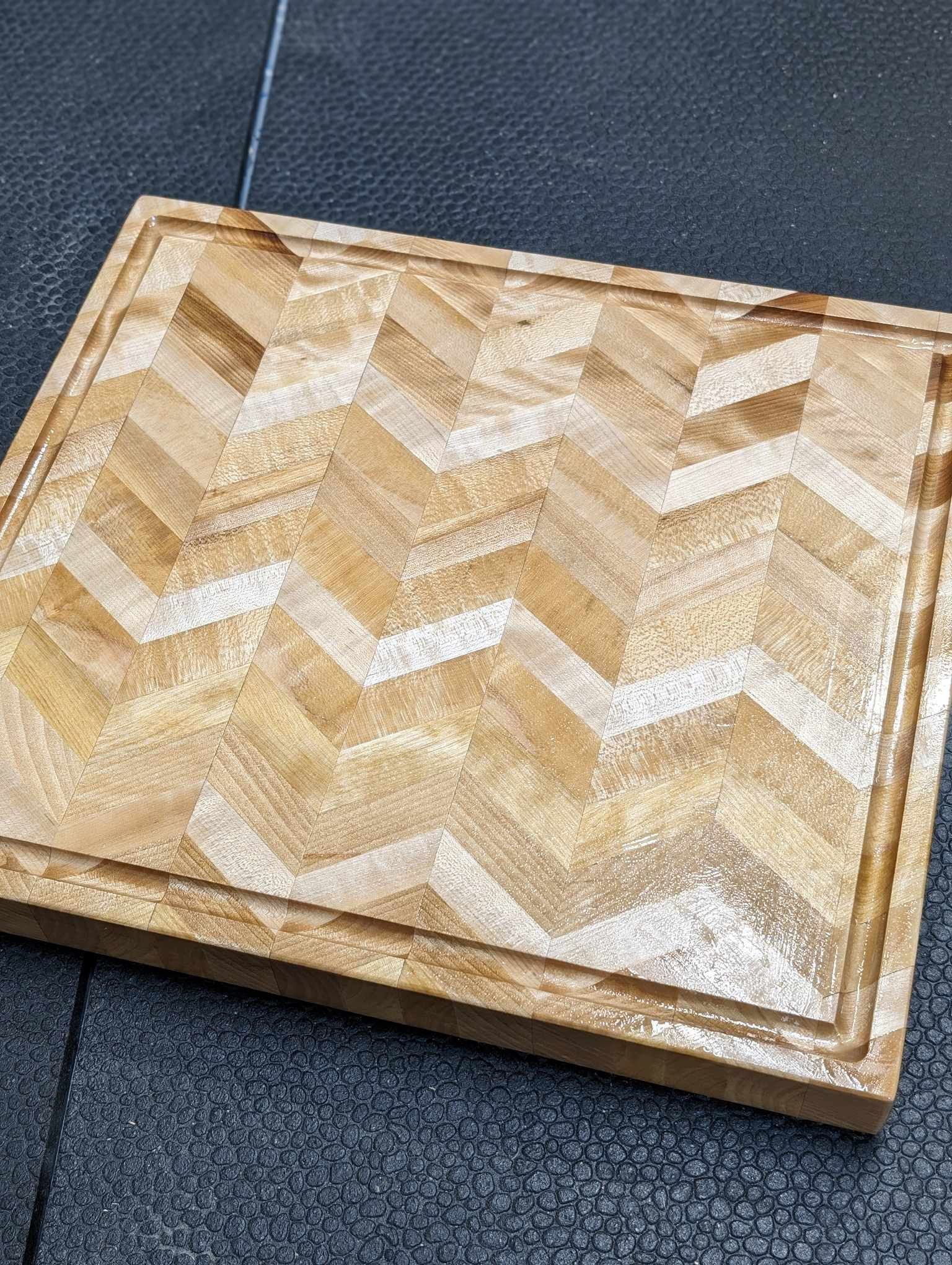 Planche à découper érable style chevron / Chevron Style Maple Cutting Board