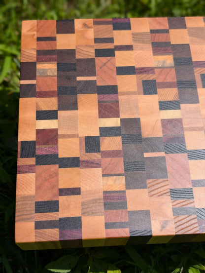 Chaotic End Grain Cutting Board / Planche en bois debout chaotique