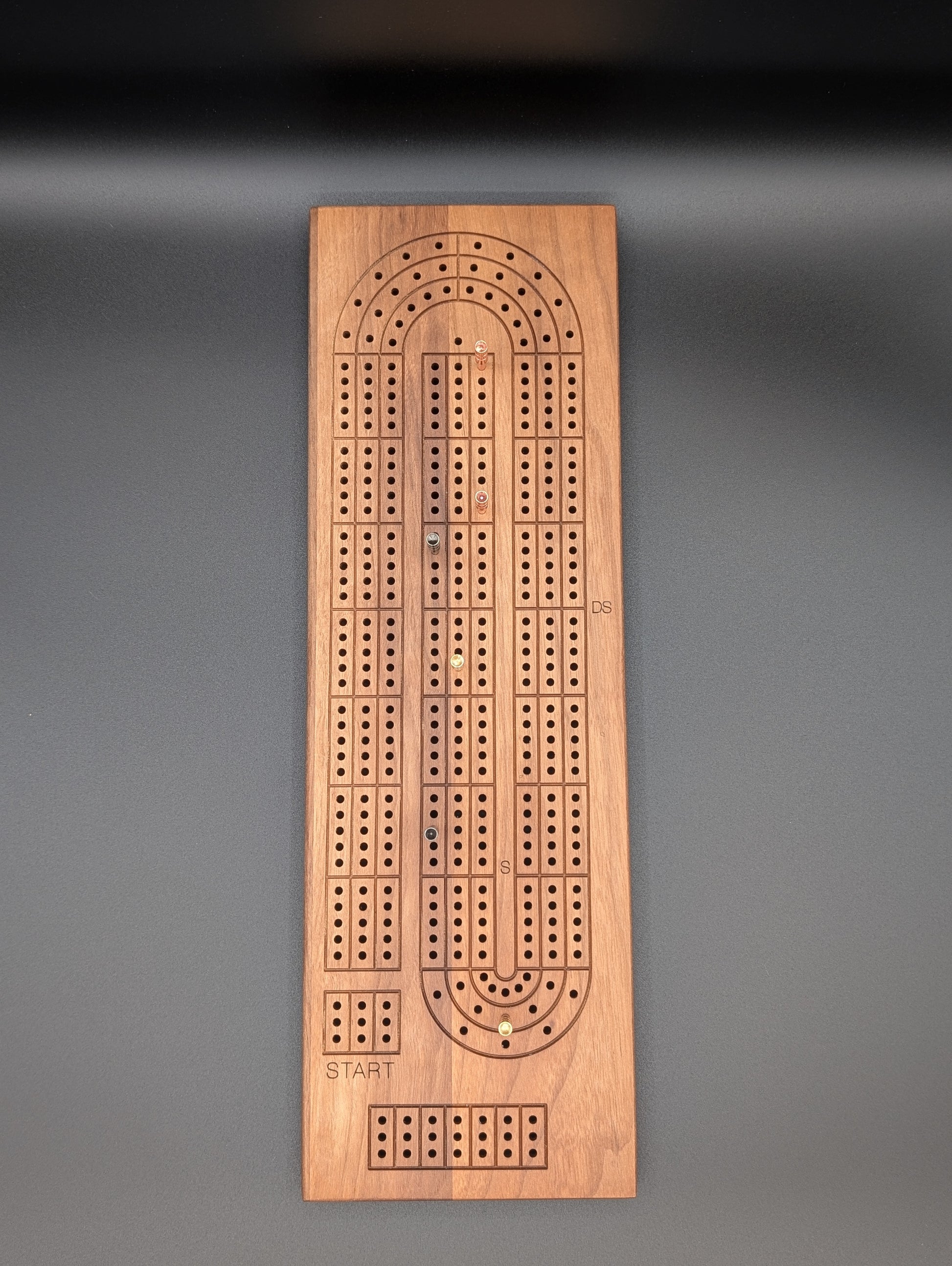 Planche de crible en noyer / Walnut Cribbage Board