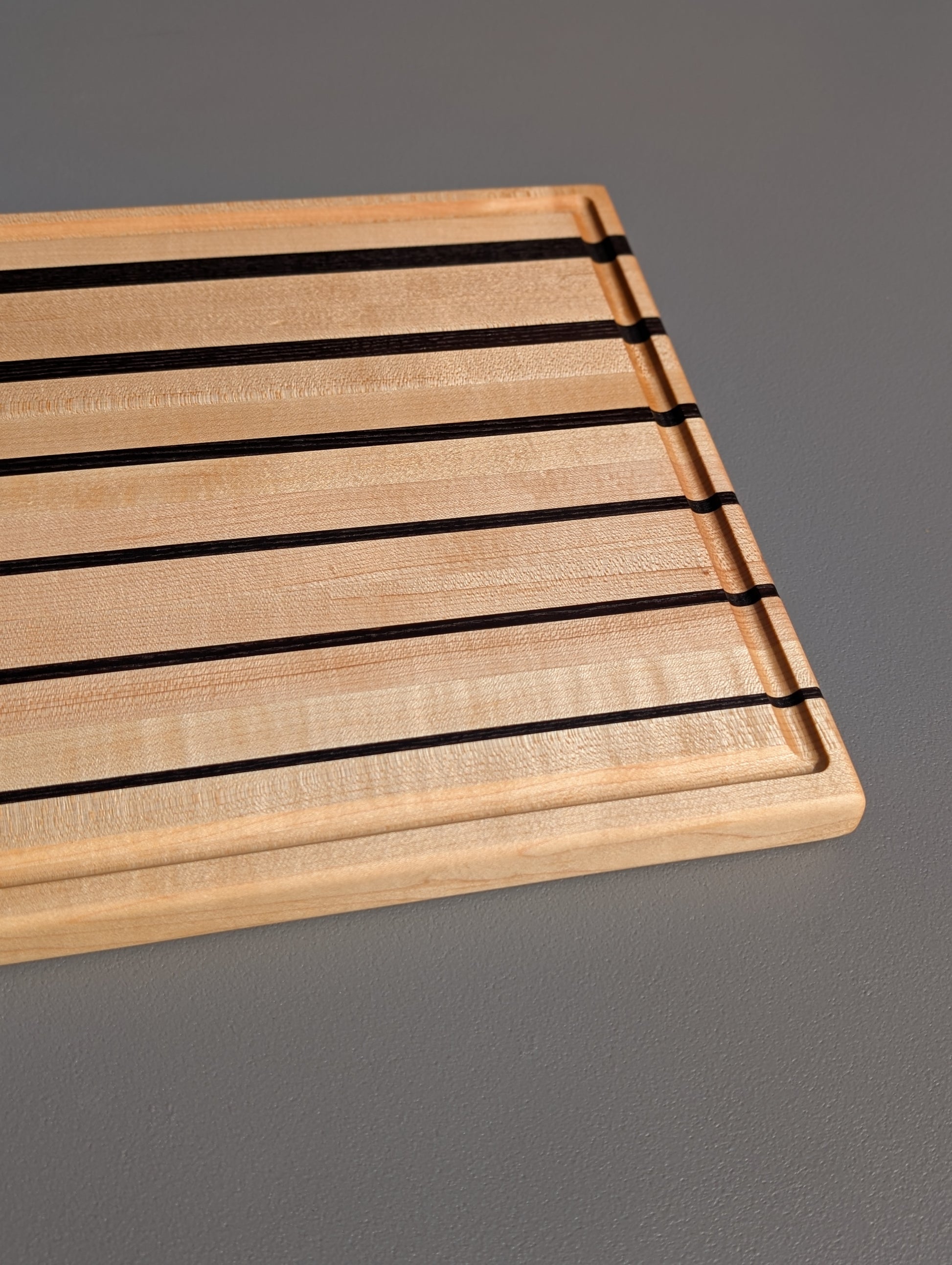 Nav Konst Planche à découper en bois d'acacia faite à la main avec incrustation en Nav Konst Planche à découper en bois d'acacia faite à la main avec incrustation en